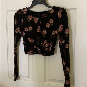 ❌SOLD❌Floral print crop top with twisted bottom